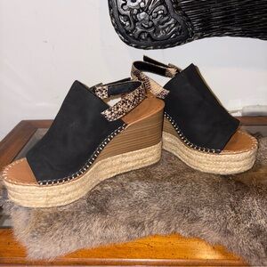 Black and Tan Wedge Sandals Soda Size 7 snakeskin slip on